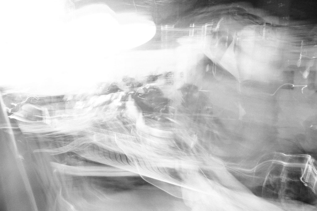 Lumière éblouissante et formes dissoutes dans un flou de mouvement