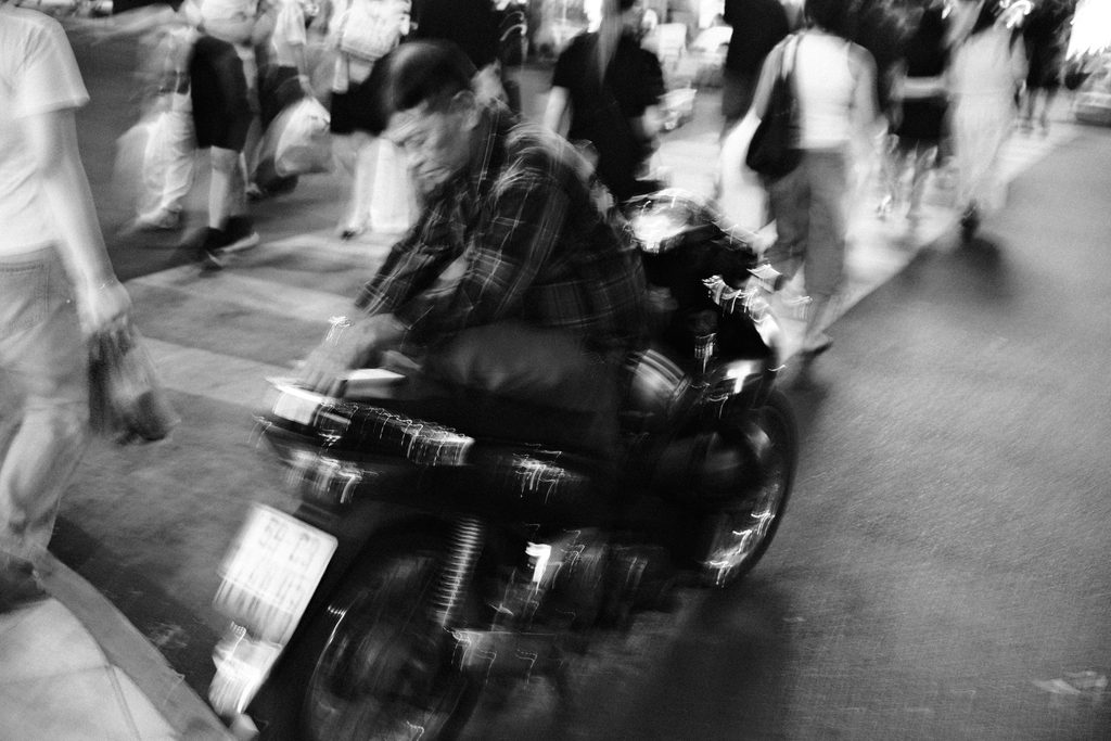 Scooter traversant une foule de piétons en mouvement